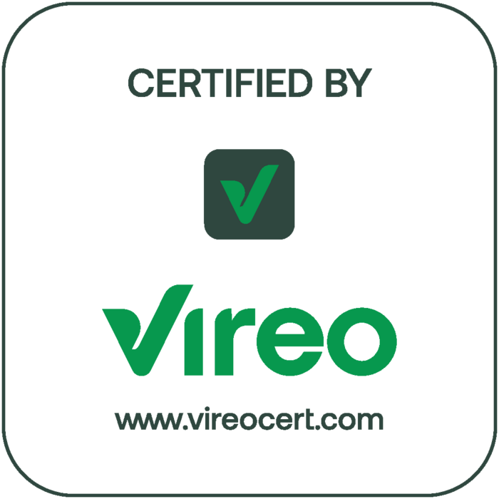 Ein schwarzes quadratisches Logo mit abgerundeten Ecken, das den Text 'CERTIFIED BY', das grüne Logo-Symbol sowie den Schriftzug 'vireo' und die Website 'www.vireocert.com' enthält.