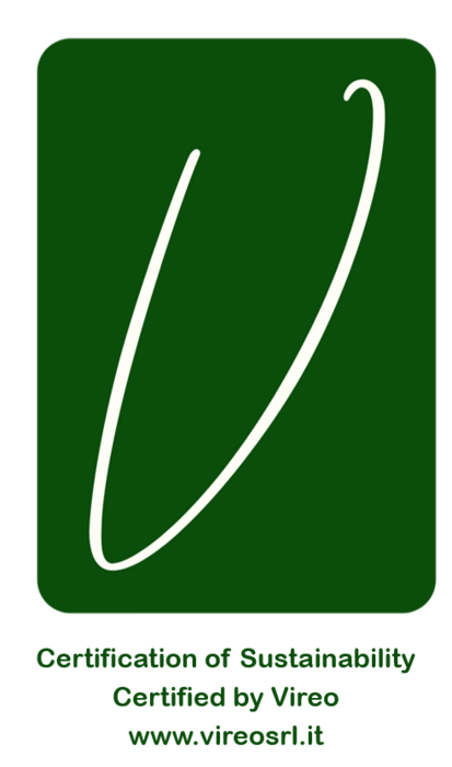 Grünes Zertifikatssymbol mit weißem geschwungenem Strich für Nachhaltigkeitszertifizierung von Vireo.