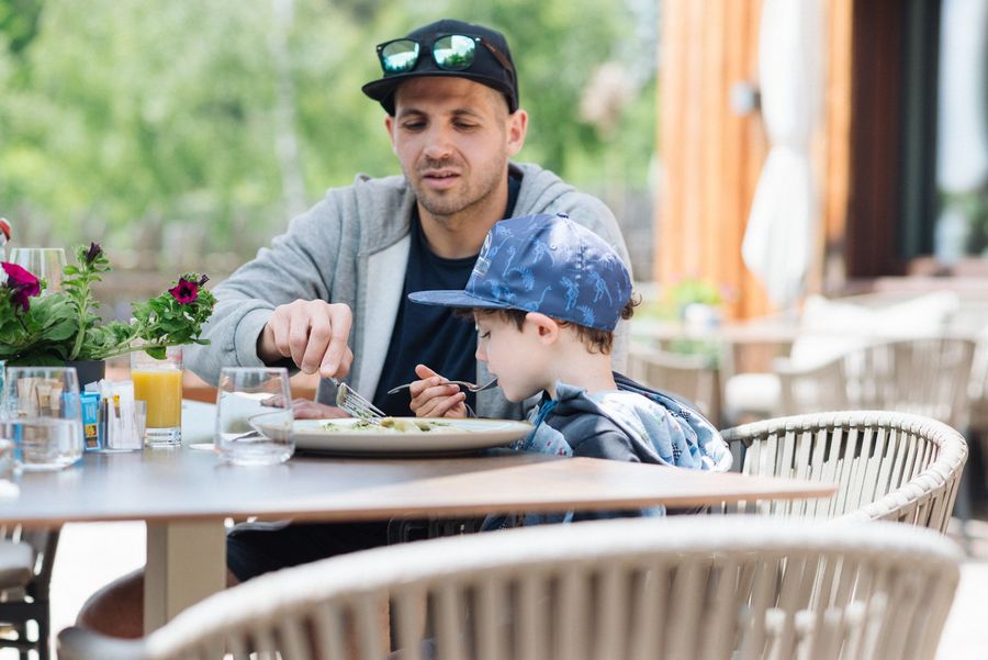 Uomo e bambino che mangiano insieme all'aperto