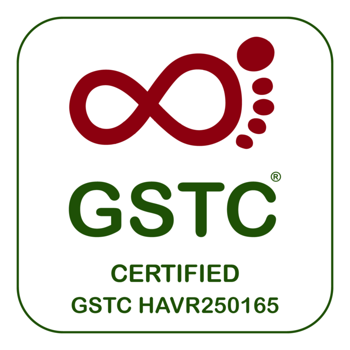 GSTC zertifiziertes Logo mit Unendlichkeitssymbol und Fußabdruck in Rot und grünem Text